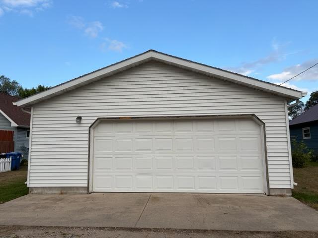 1910 single family home for sale at 209 6th Street SE in Barnesville, MN — 2 bed, 2 bath (photo 4 of 31)