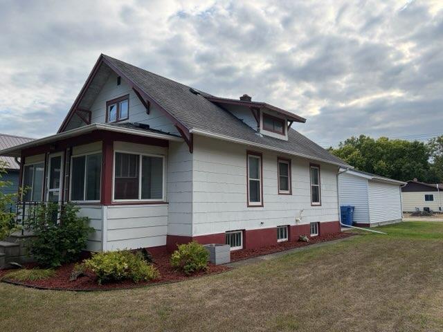 1910 single family home for sale at 209 6th Street SE in Barnesville, MN — 2 bed, 2 bath (photo 8 of 31)