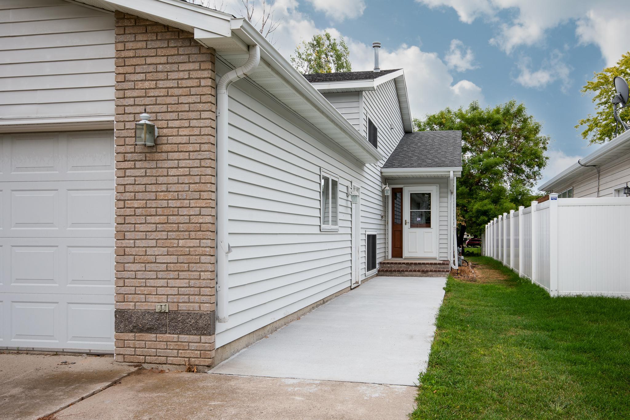 1992 twin home for sale at 2733 26th Street Circle S in Moorhead, MN — 3 bed, 2 bath (photo 2 of 31)