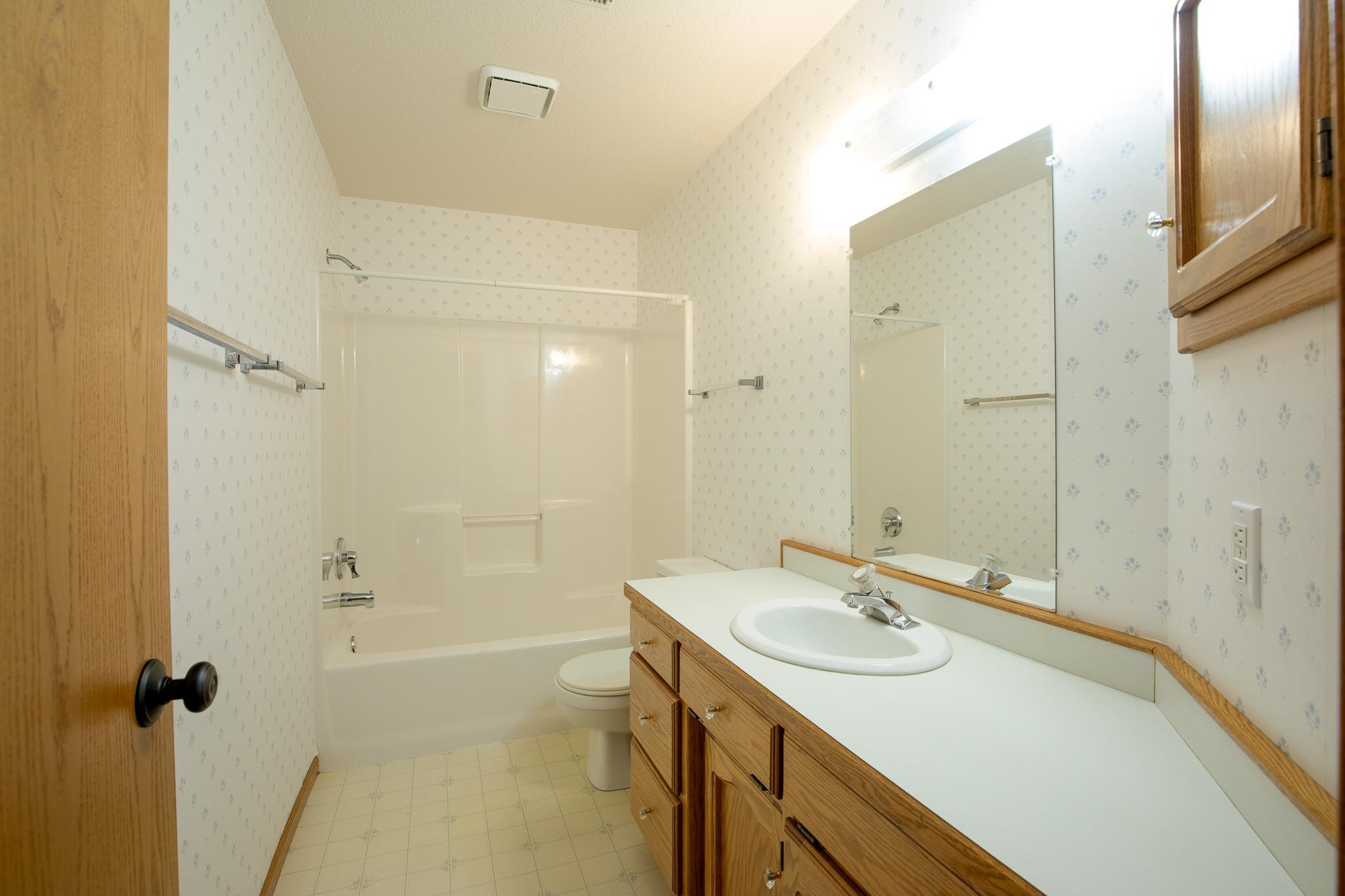 1992 twin home for sale at 2733 26th Street Circle S in Moorhead, MN — 3 bed, 2 bath (photo 22 of 31)
