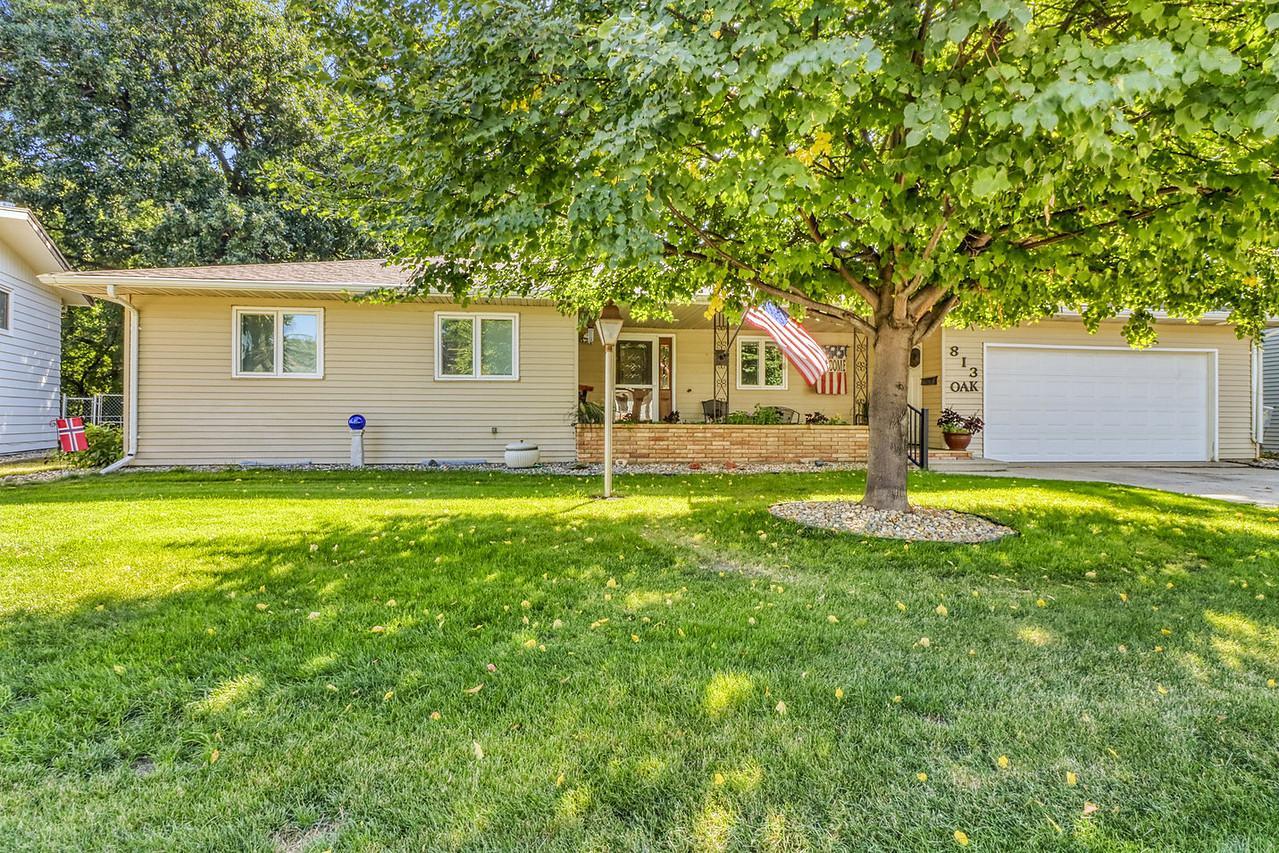 1961 single family home for sale at 813 Oak Street in West Fargo, ND — 3 bed, 3 bath (photo 2 of 63)