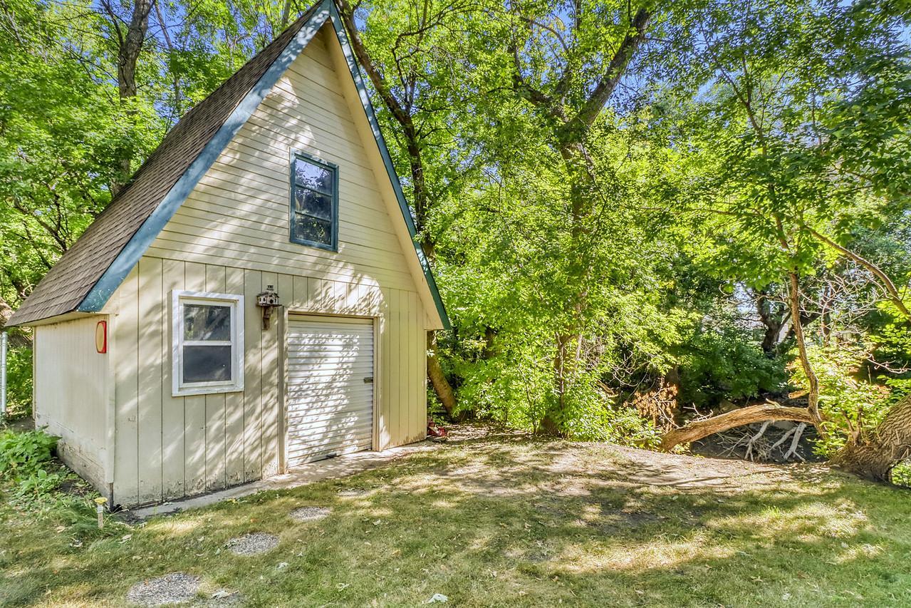 1961 single family home for sale at 813 Oak Street in West Fargo, ND — 3 bed, 3 bath (photo 11 of 63)
