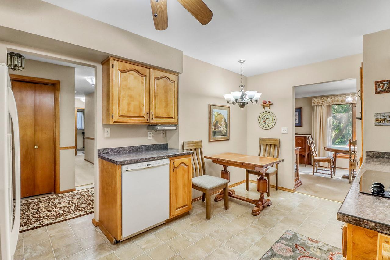 1961 single family home for sale at 813 Oak Street in West Fargo, ND — 3 bed, 3 bath (photo 17 of 63)