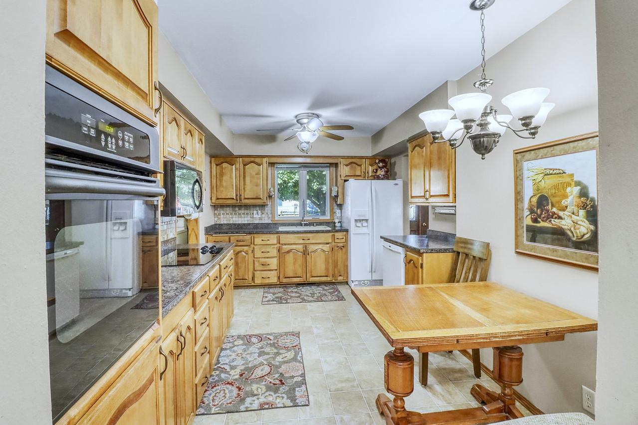 1961 single family home for sale at 813 Oak Street in West Fargo, ND — 3 bed, 3 bath (photo 18 of 63)