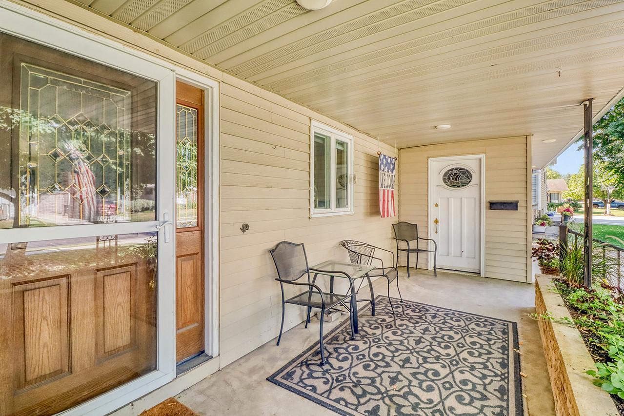 1961 single family home for sale at 813 Oak Street in West Fargo, ND — 3 bed, 3 bath (photo 3 of 63)