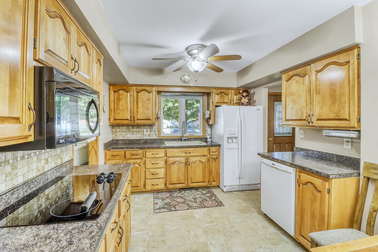 1961 single family home for sale at 813 Oak Street in West Fargo, ND — 3 bed, 3 bath (photo 23 of 63)