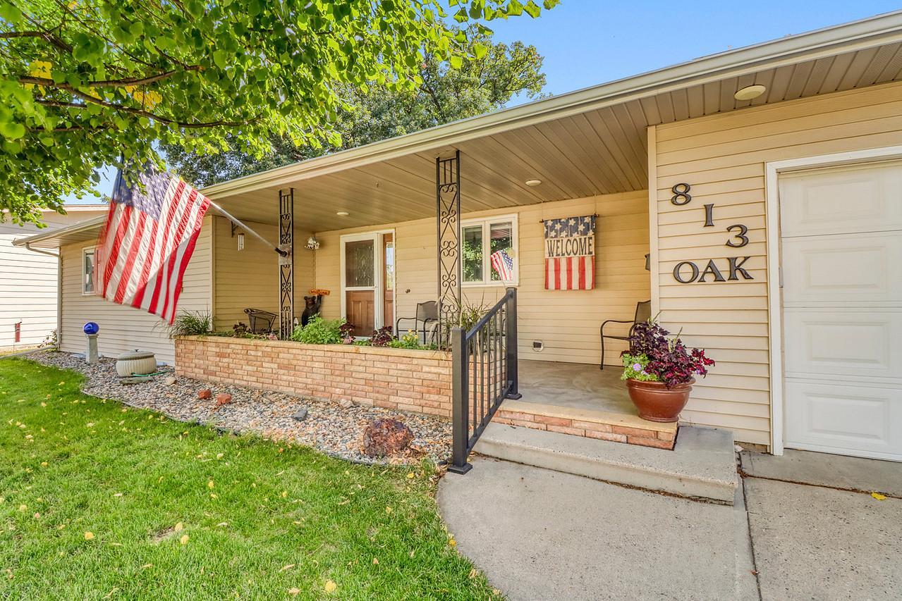 1961 single family home for sale at 813 Oak Street in West Fargo, ND — 3 bed, 3 bath (photo 4 of 63)