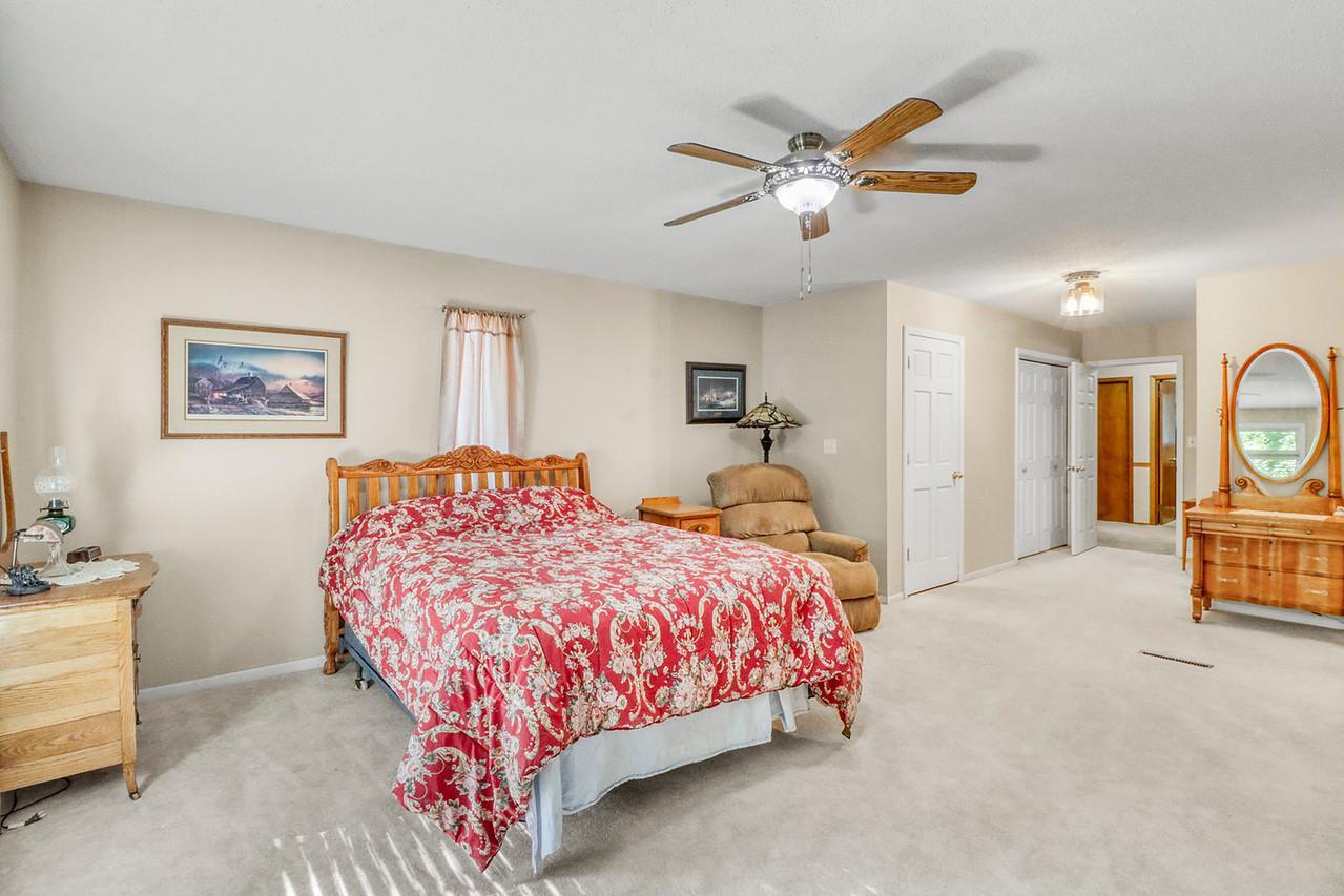 1961 single family home for sale at 813 Oak Street in West Fargo, ND — 3 bed, 3 bath (photo 36 of 63)