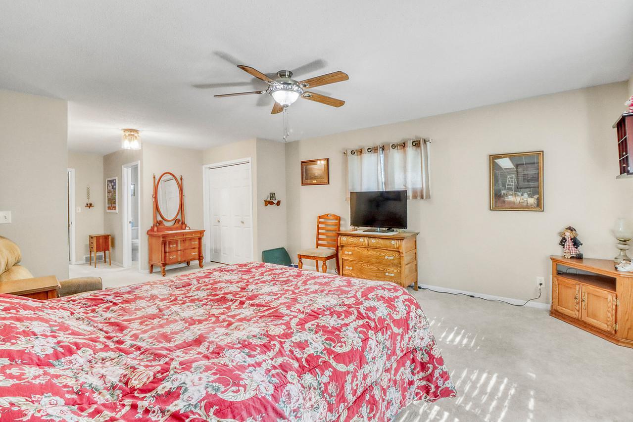 1961 single family home for sale at 813 Oak Street in West Fargo, ND — 3 bed, 3 bath (photo 37 of 63)