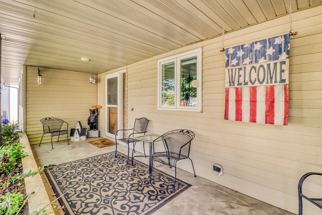 1961 single family home for sale at 813 Oak Street in West Fargo, ND — 3 bed, 3 bath (photo 5 of 63)