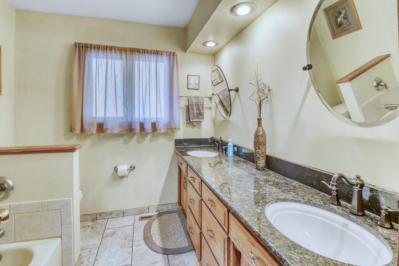 1961 single family home for sale at 813 Oak Street in West Fargo, ND — 3 bed, 3 bath (photo 42 of 63)