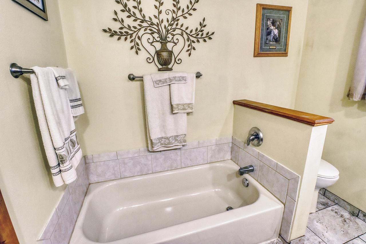 1961 single family home for sale at 813 Oak Street in West Fargo, ND — 3 bed, 3 bath (photo 44 of 63)