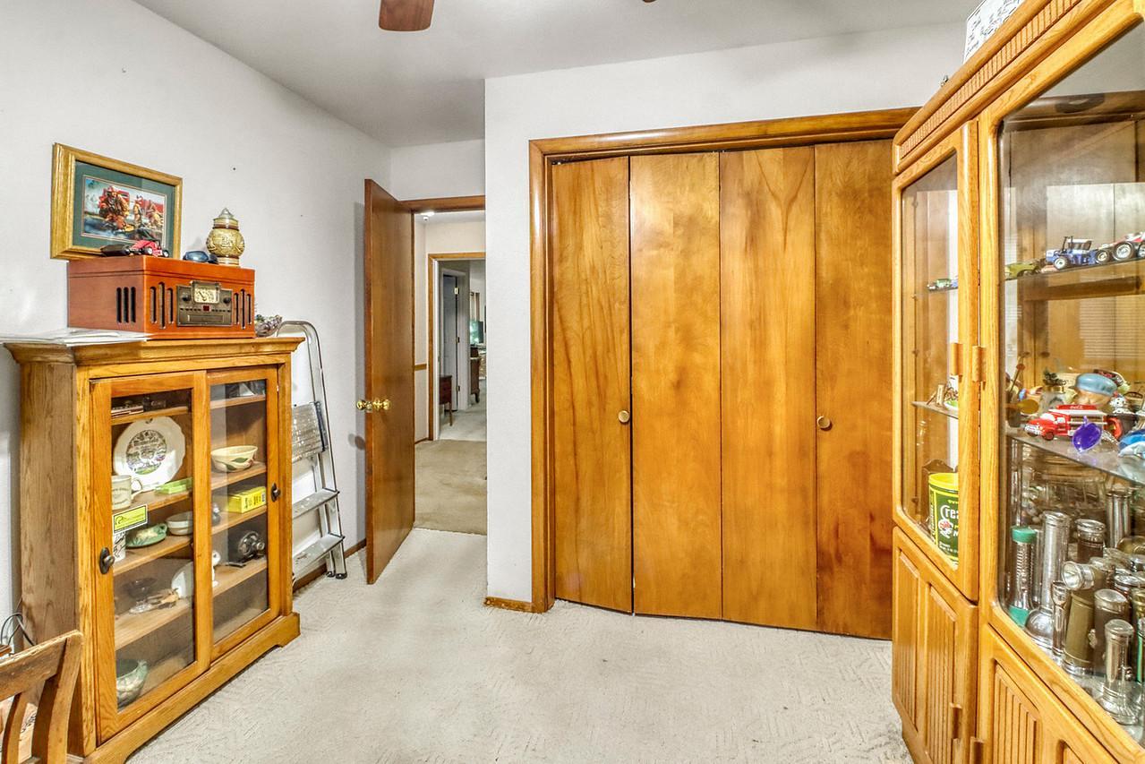 1961 single family home for sale at 813 Oak Street in West Fargo, ND — 3 bed, 3 bath (photo 45 of 63)