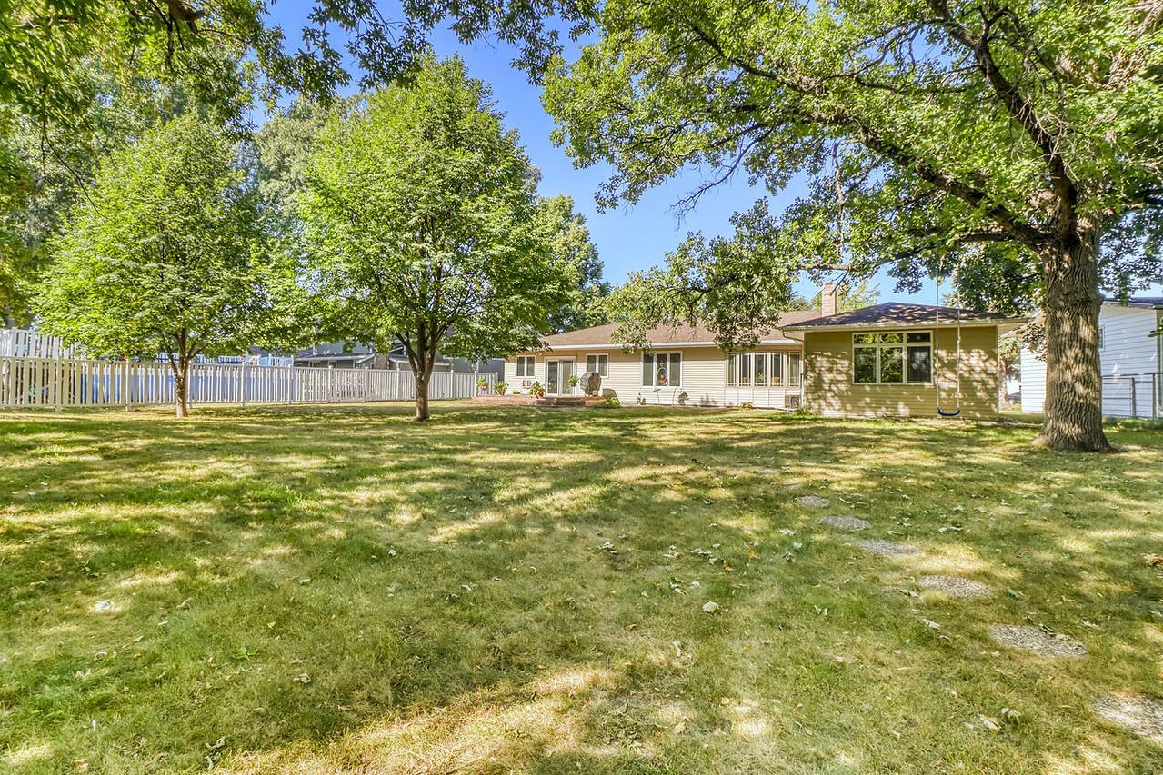 1961 single family home for sale at 813 Oak Street in West Fargo, ND — 3 bed, 3 bath (photo 6 of 63)