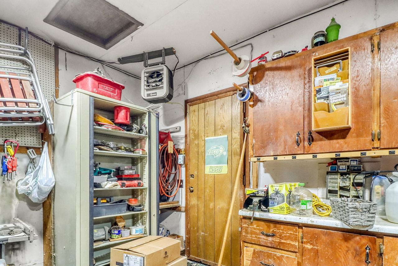 1961 single family home for sale at 813 Oak Street in West Fargo, ND — 3 bed, 3 bath (photo 62 of 63)