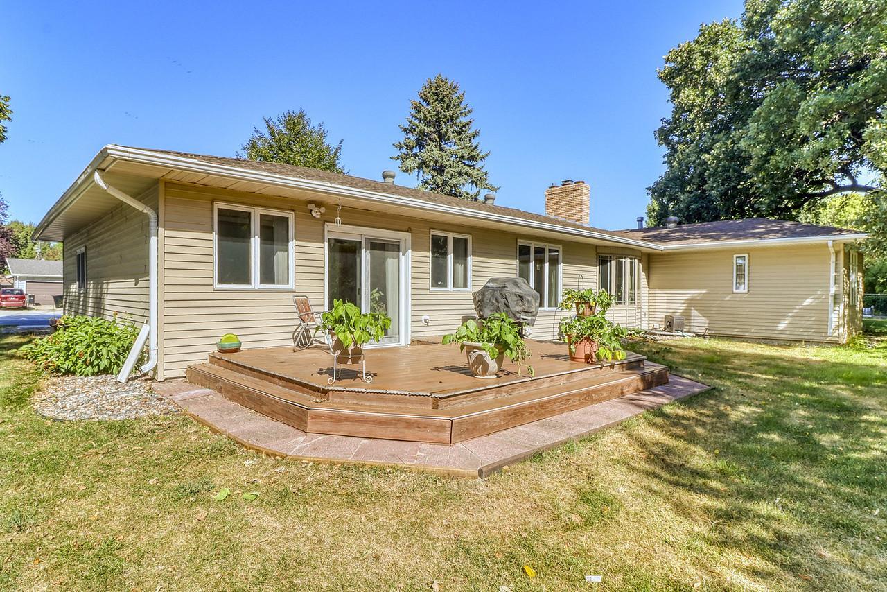 1961 single family home for sale at 813 Oak Street in West Fargo, ND — 3 bed, 3 bath (photo 8 of 63)