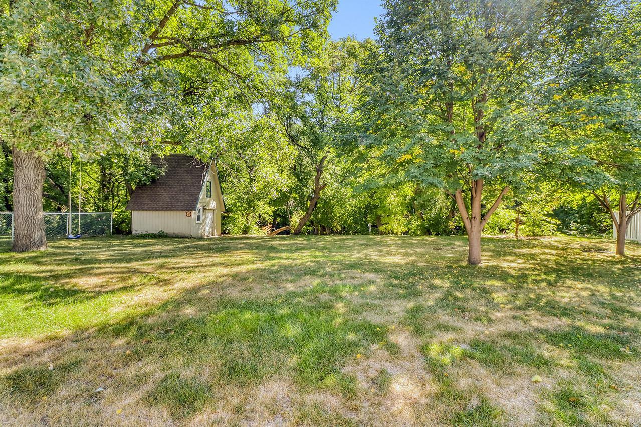 1961 single family home for sale at 813 Oak Street in West Fargo, ND — 3 bed, 3 bath (photo 10 of 63)