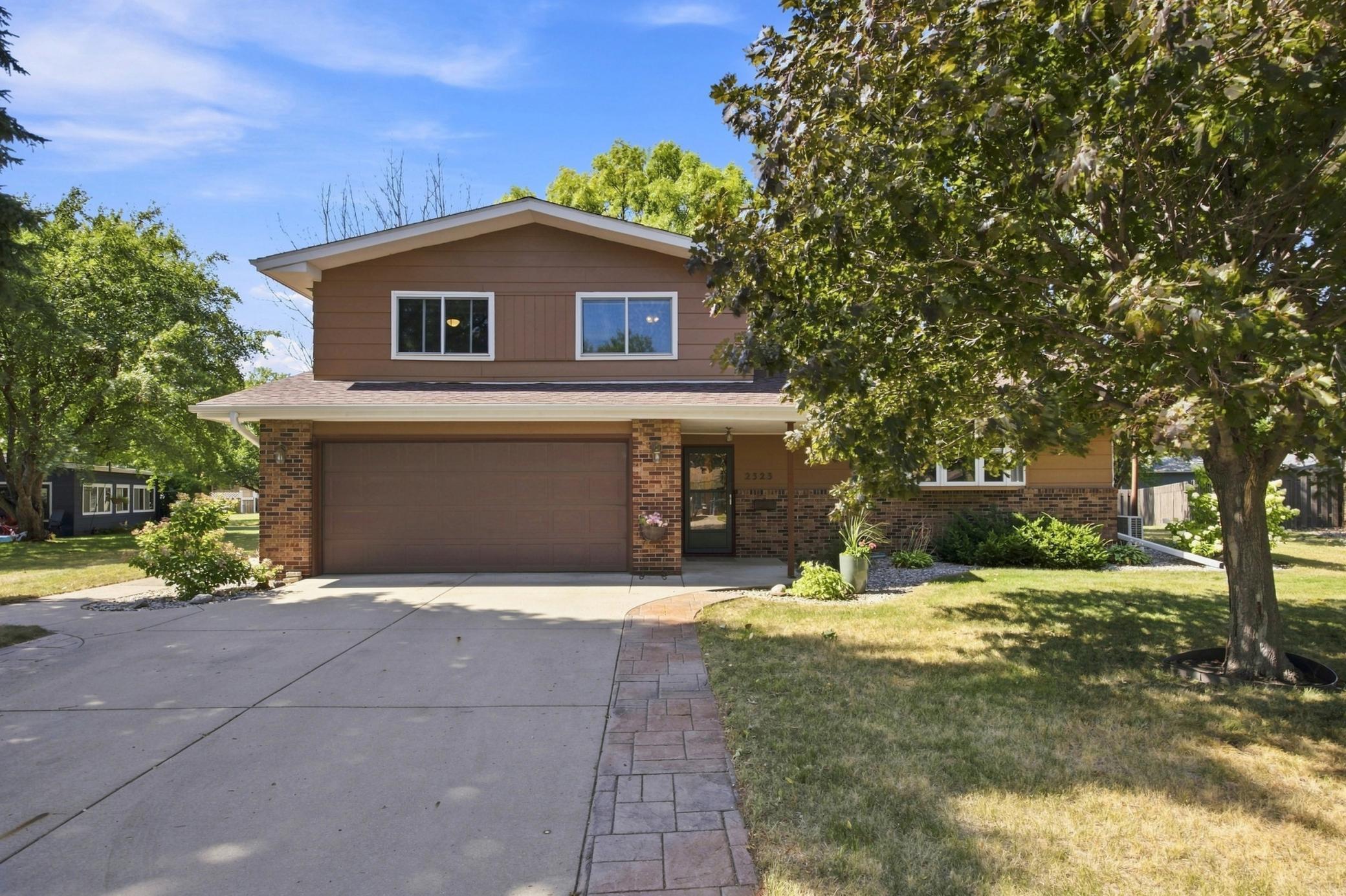 1968 single family home for sale at 2323 19 1/2 Street S in Moorhead, MN — 4 bed, 3 bath (photo 2 of 28)