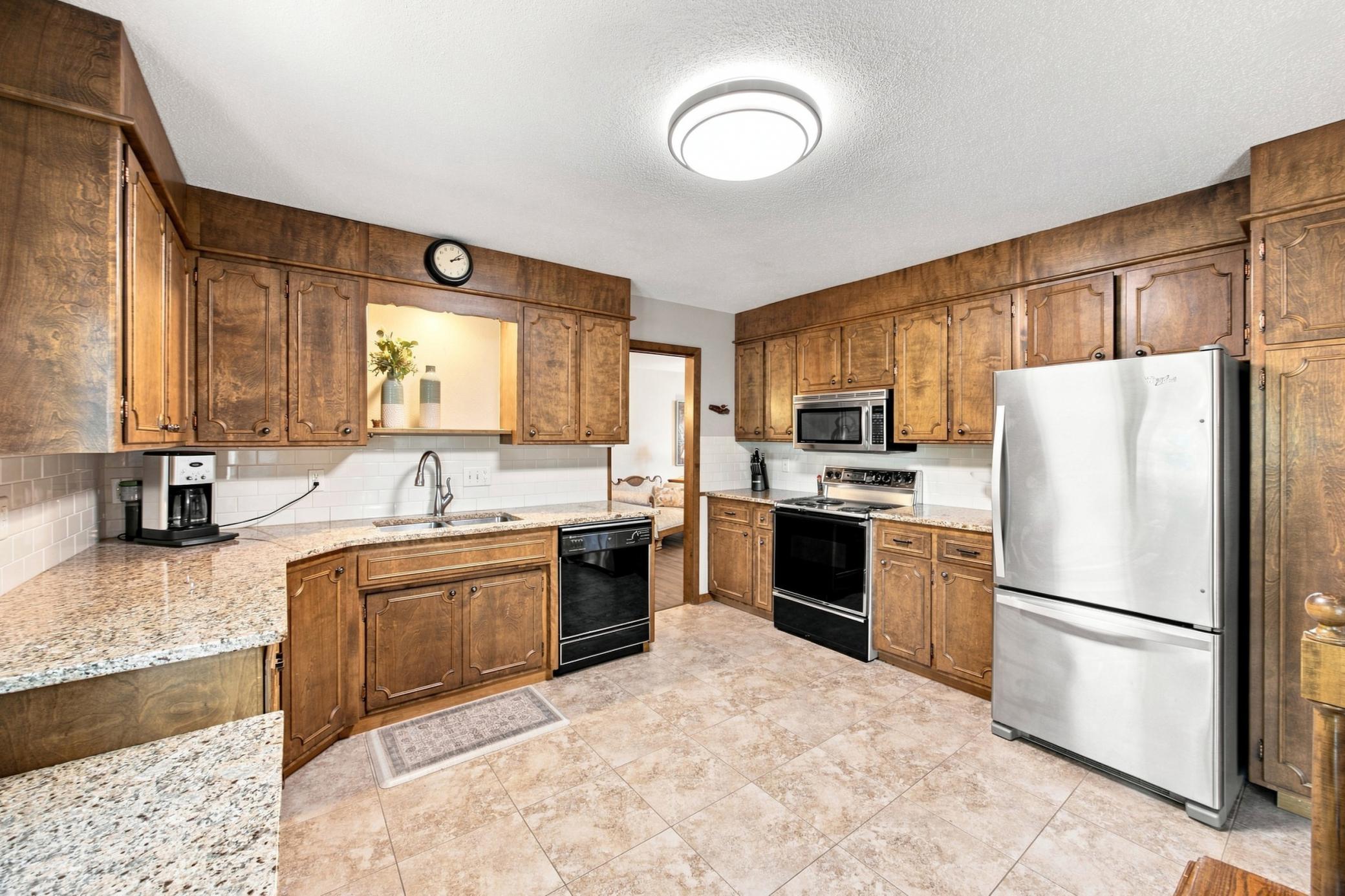 1968 single family home for sale at 2323 19 1/2 Street S in Moorhead, MN — 4 bed, 3 bath (photo 14 of 28)