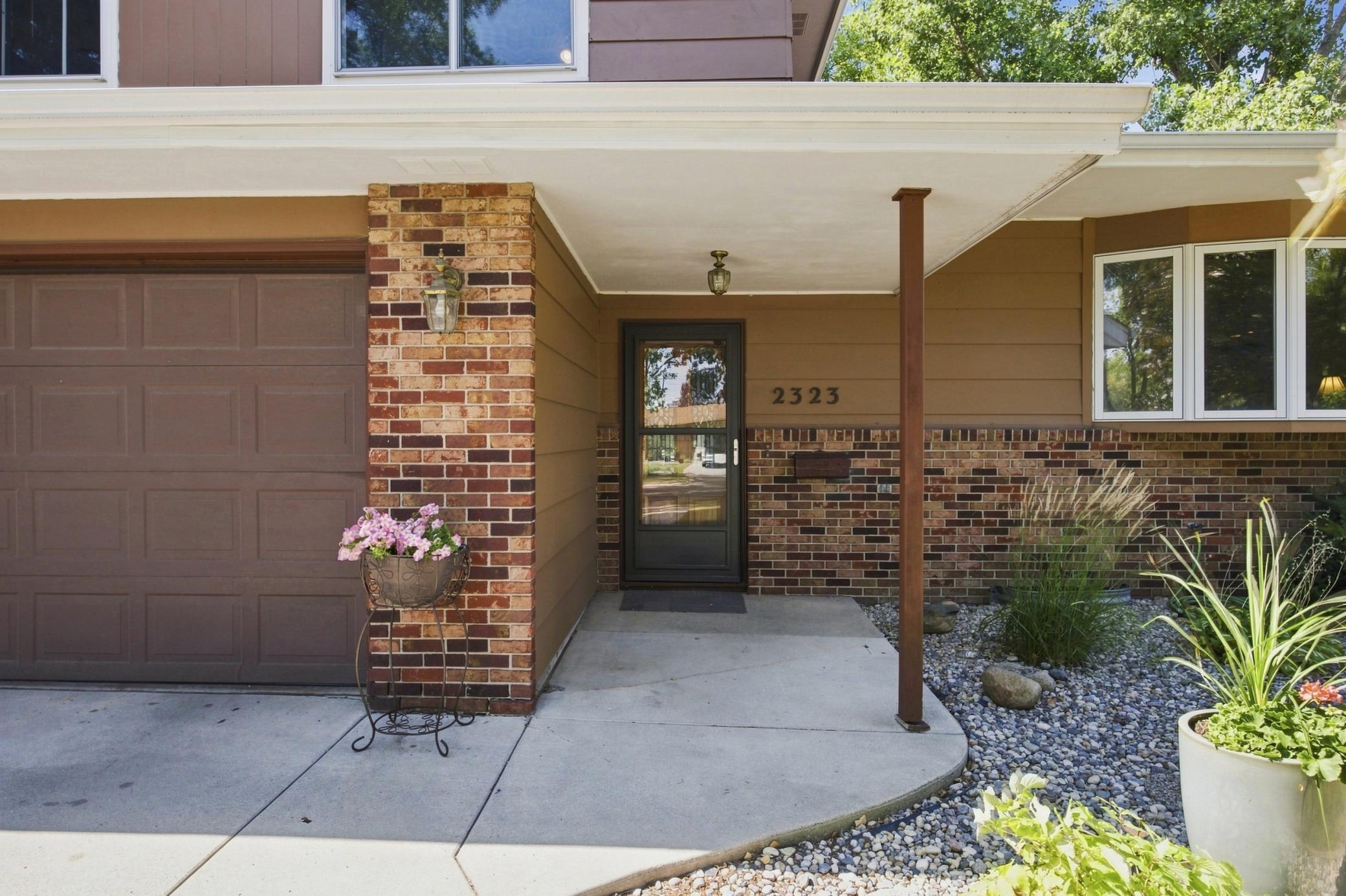1968 single family home for sale at 2323 19 1/2 Street S in Moorhead, MN — 4 bed, 3 bath (photo 3 of 28)