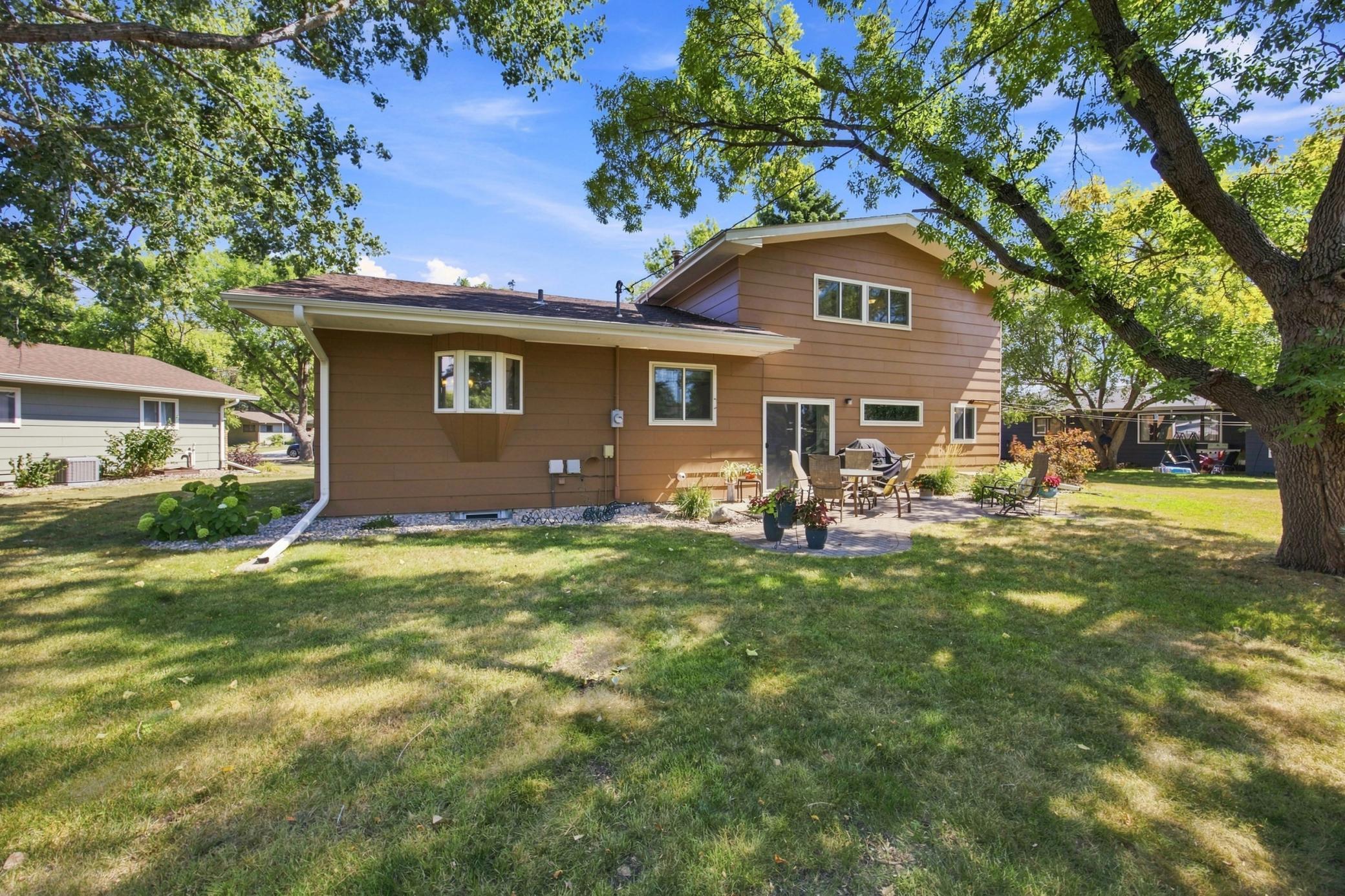 1968 single family home for sale at 2323 19 1/2 Street S in Moorhead, MN — 4 bed, 3 bath (photo 4 of 28)