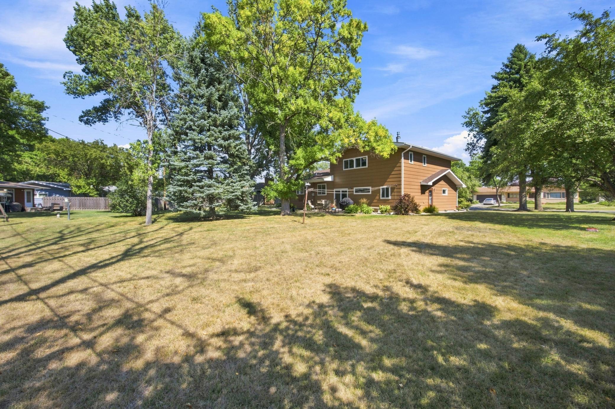 1968 single family home for sale at 2323 19 1/2 Street S in Moorhead, MN — 4 bed, 3 bath (photo 5 of 28)