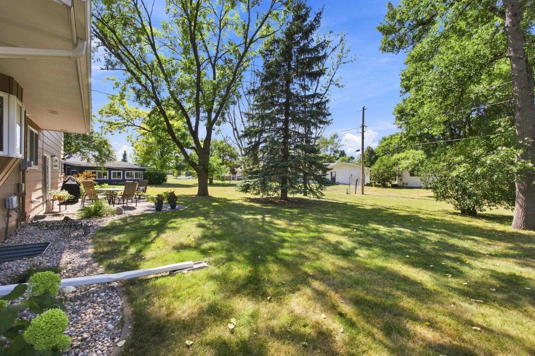 1968 single family home for sale at 2323 19 1/2 Street S in Moorhead, MN — 4 bed, 3 bath (photo 6 of 28)