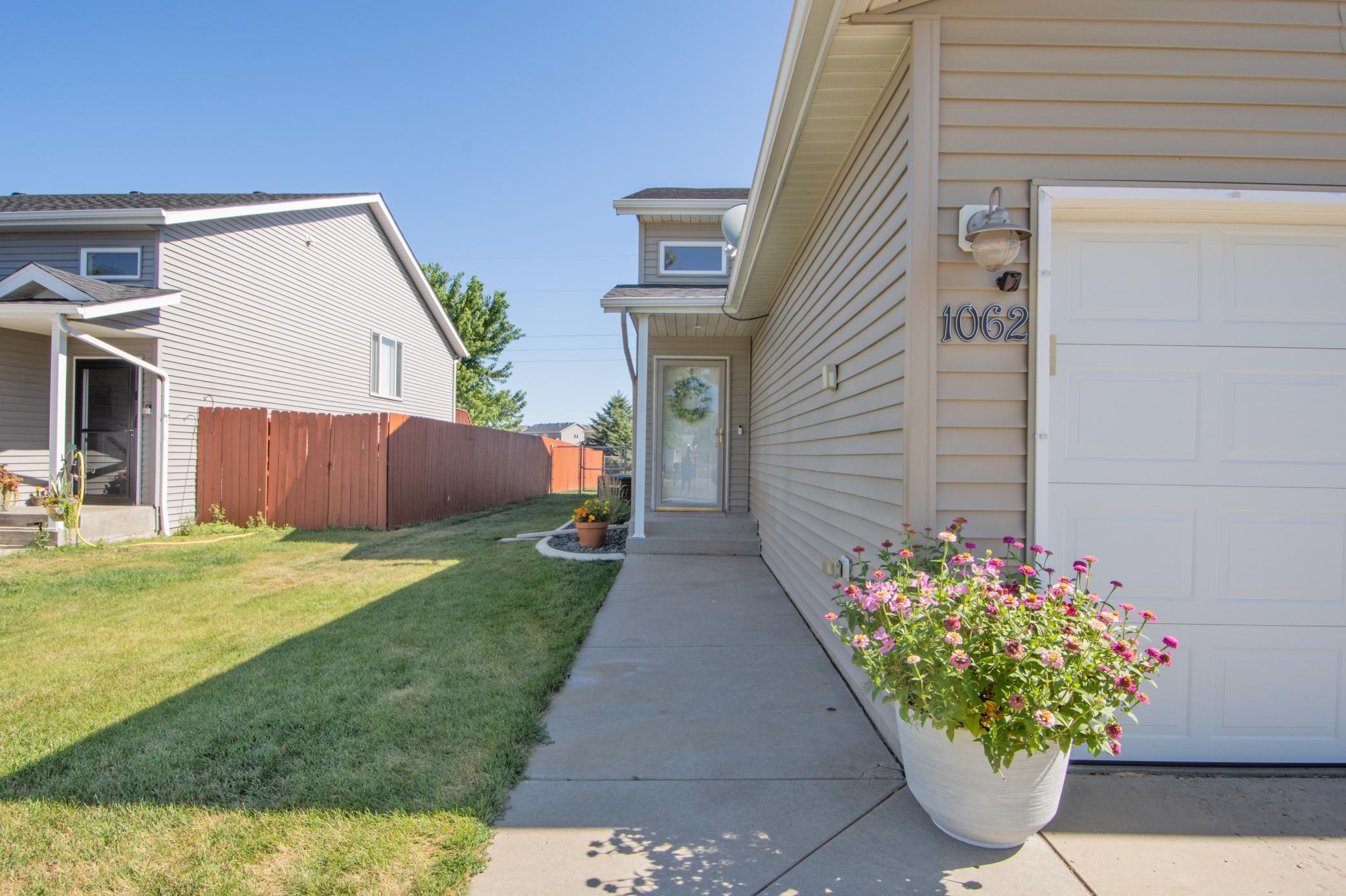 2004 twin home for sale at 1062 38 1/2 Avenue W in West Fargo, ND — 3 bed, 2 bath (photo 2 of 31)