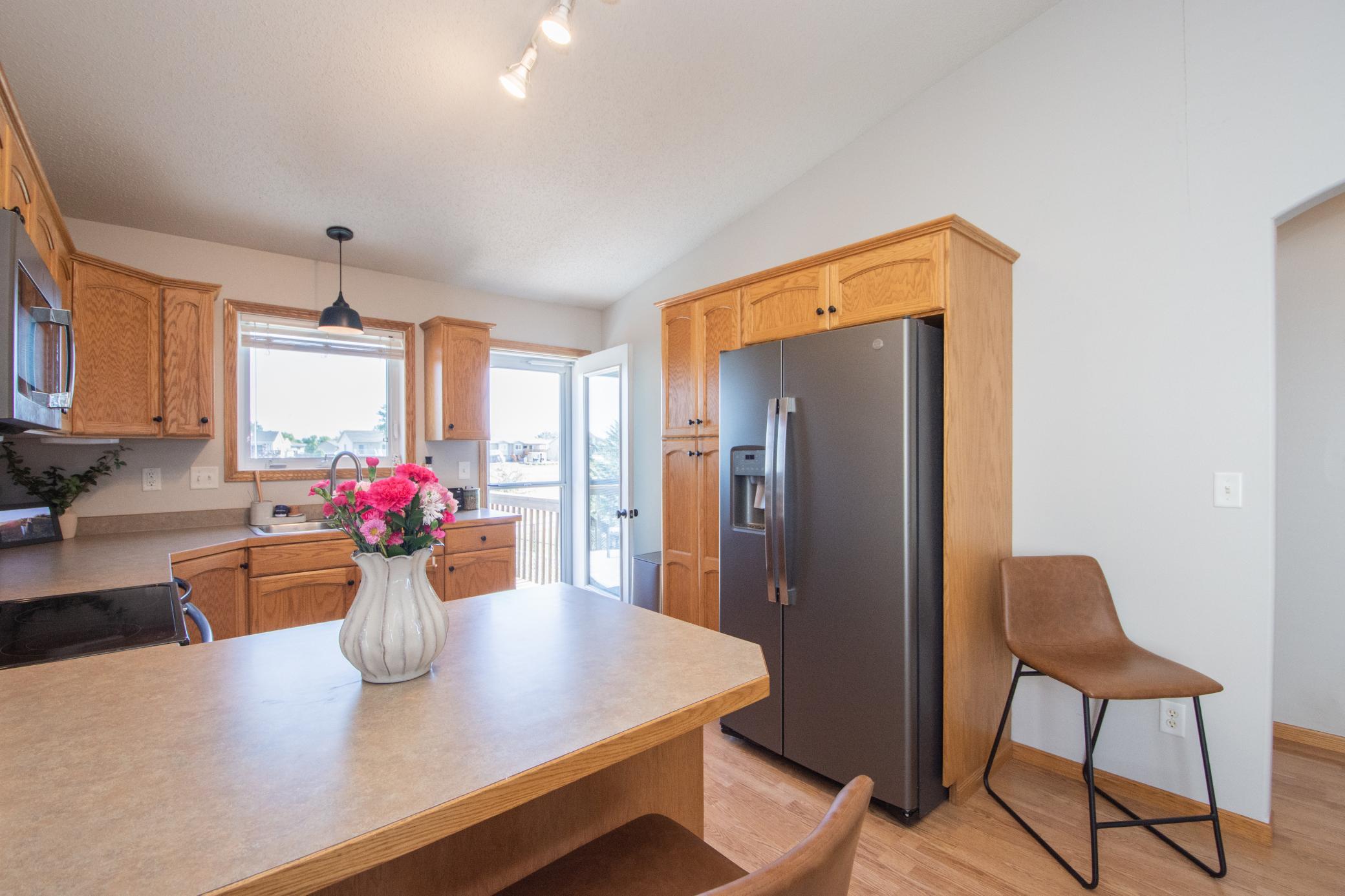 2004 twin home for sale at 1062 38 1/2 Avenue W in West Fargo, ND — 3 bed, 2 bath (photo 12 of 31)