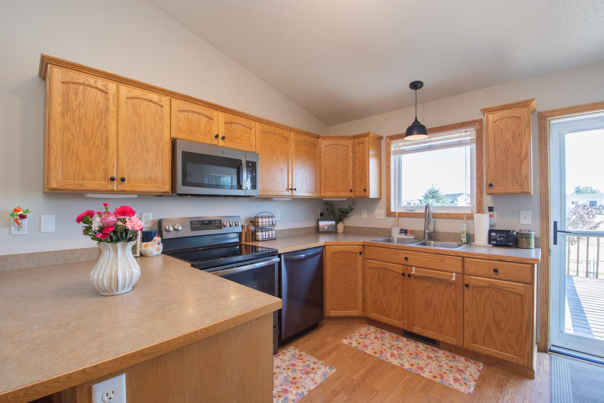 2004 twin home for sale at 1062 38 1/2 Avenue W in West Fargo, ND — 3 bed, 2 bath (photo 13 of 31)