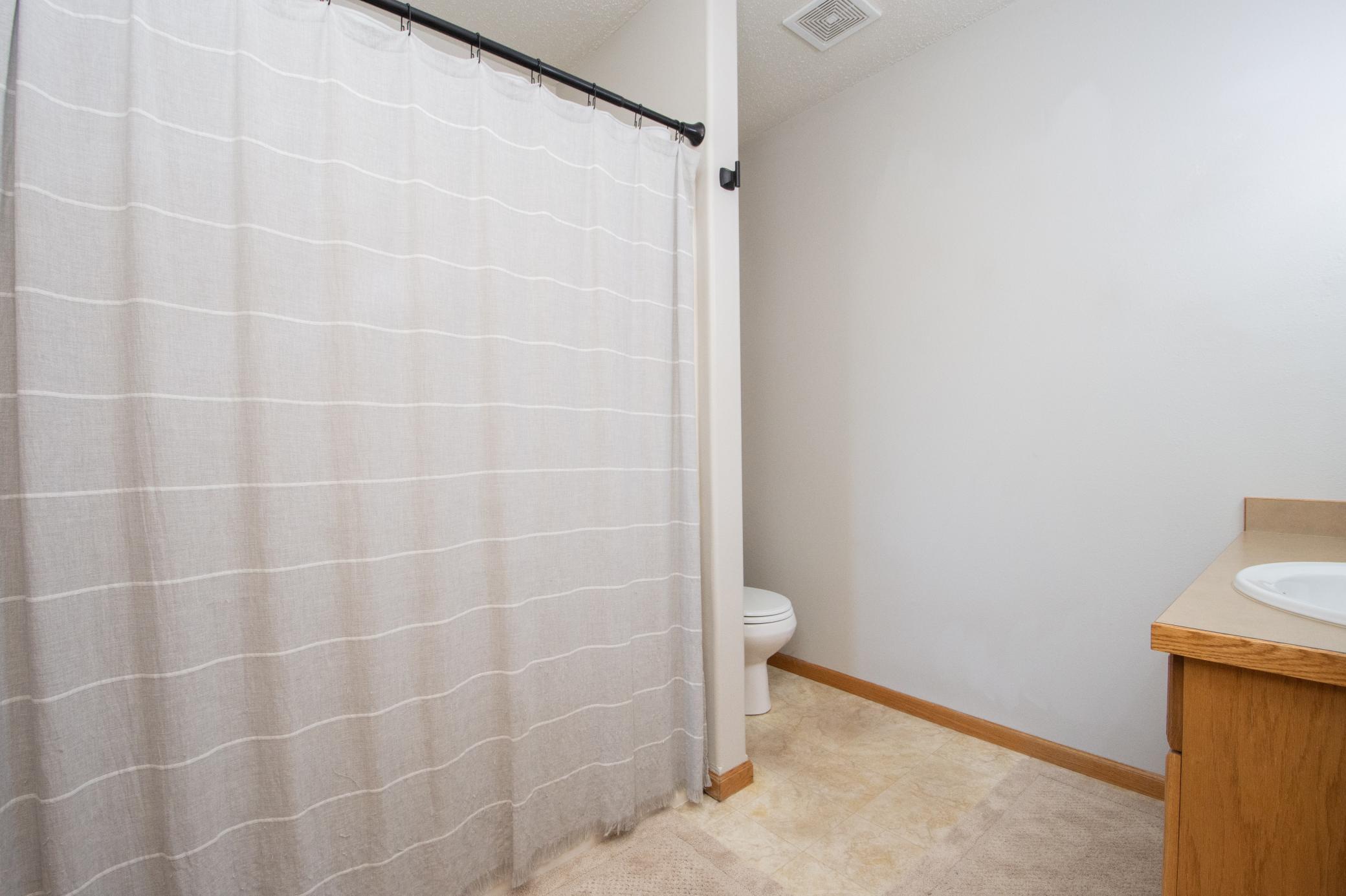2004 twin home for sale at 1062 38 1/2 Avenue W in West Fargo, ND — 3 bed, 2 bath (photo 17 of 31)
