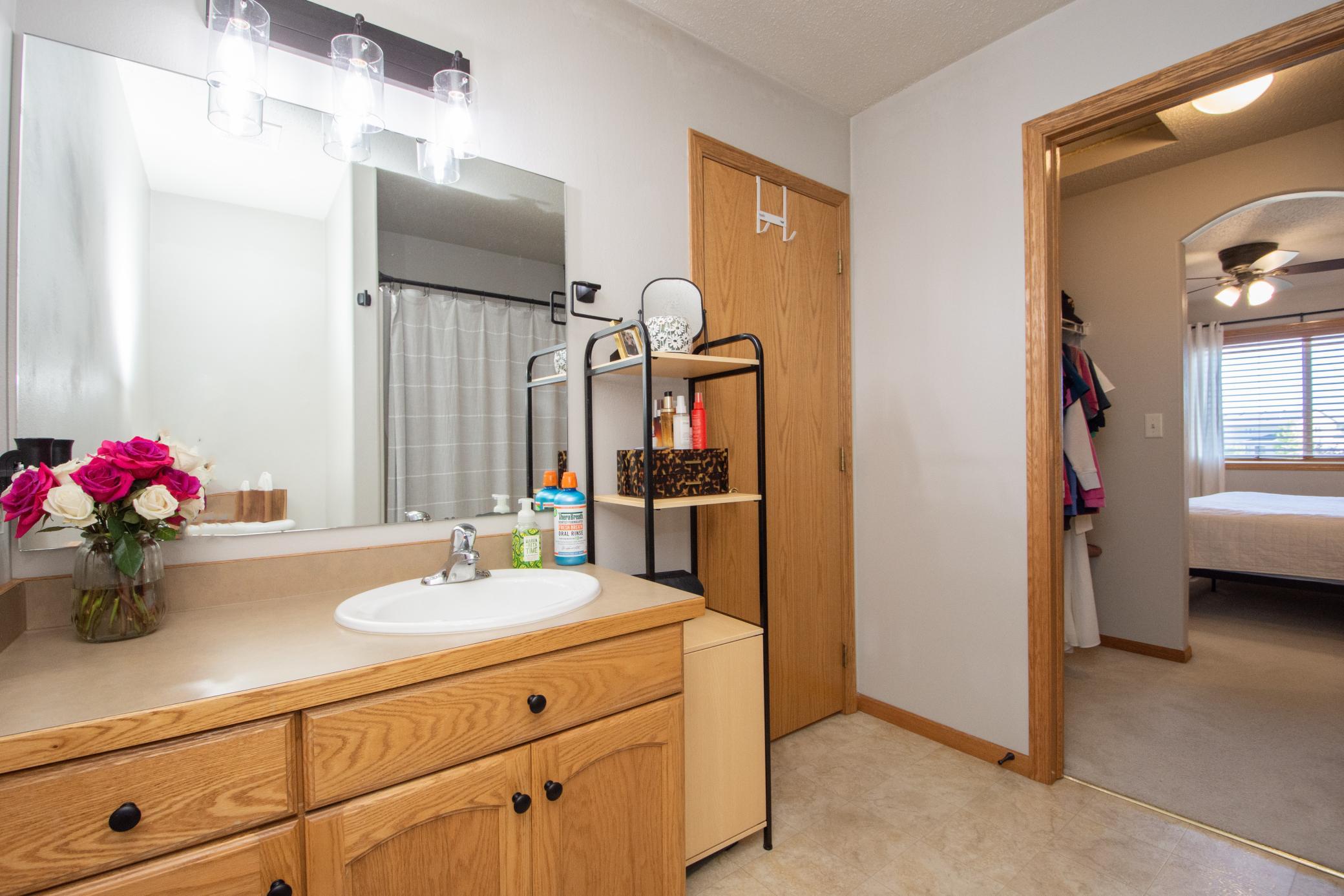 2004 twin home for sale at 1062 38 1/2 Avenue W in West Fargo, ND — 3 bed, 2 bath (photo 18 of 31)