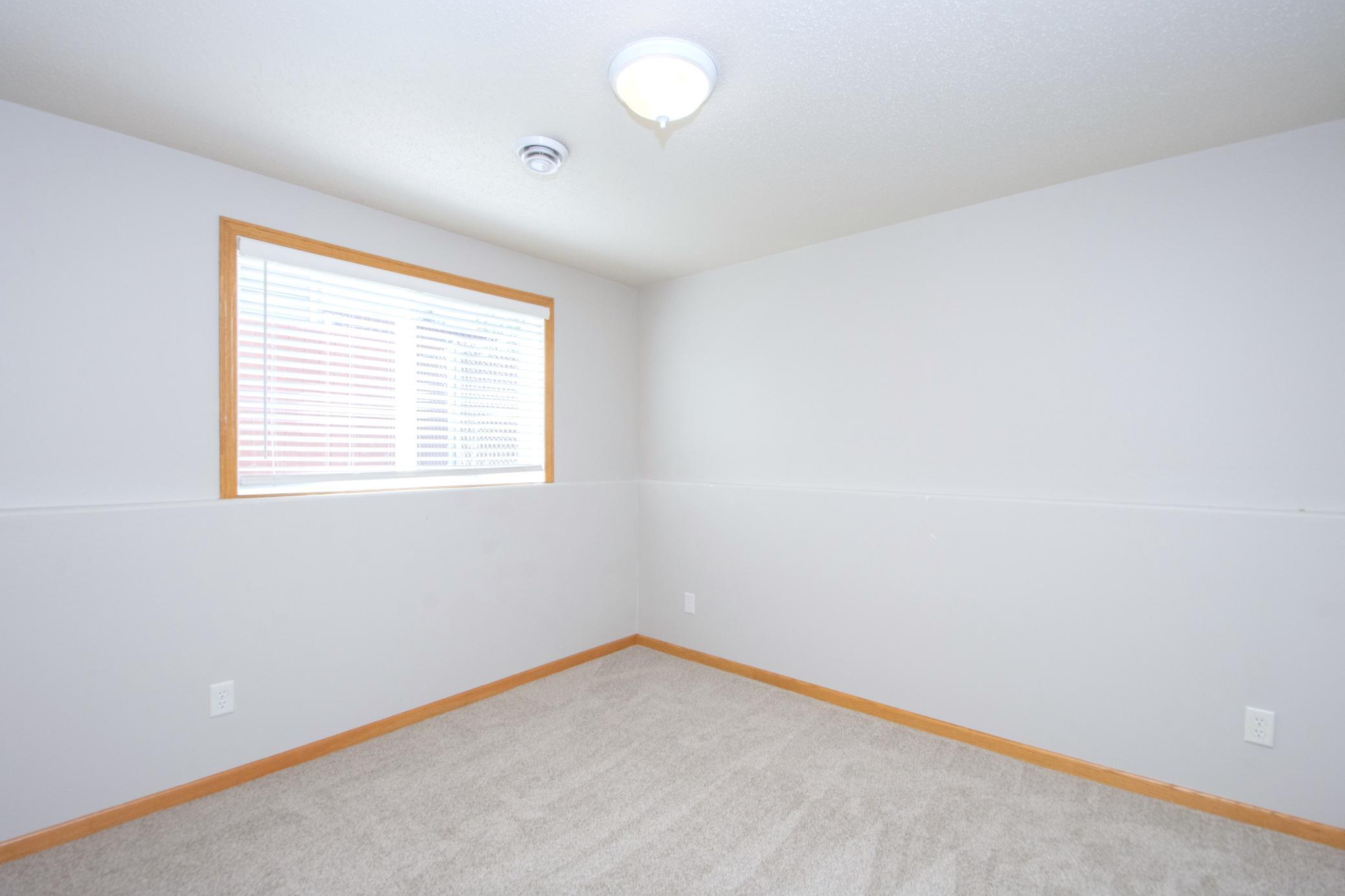 2004 twin home for sale at 1062 38 1/2 Avenue W in West Fargo, ND — 3 bed, 2 bath (photo 22 of 31)