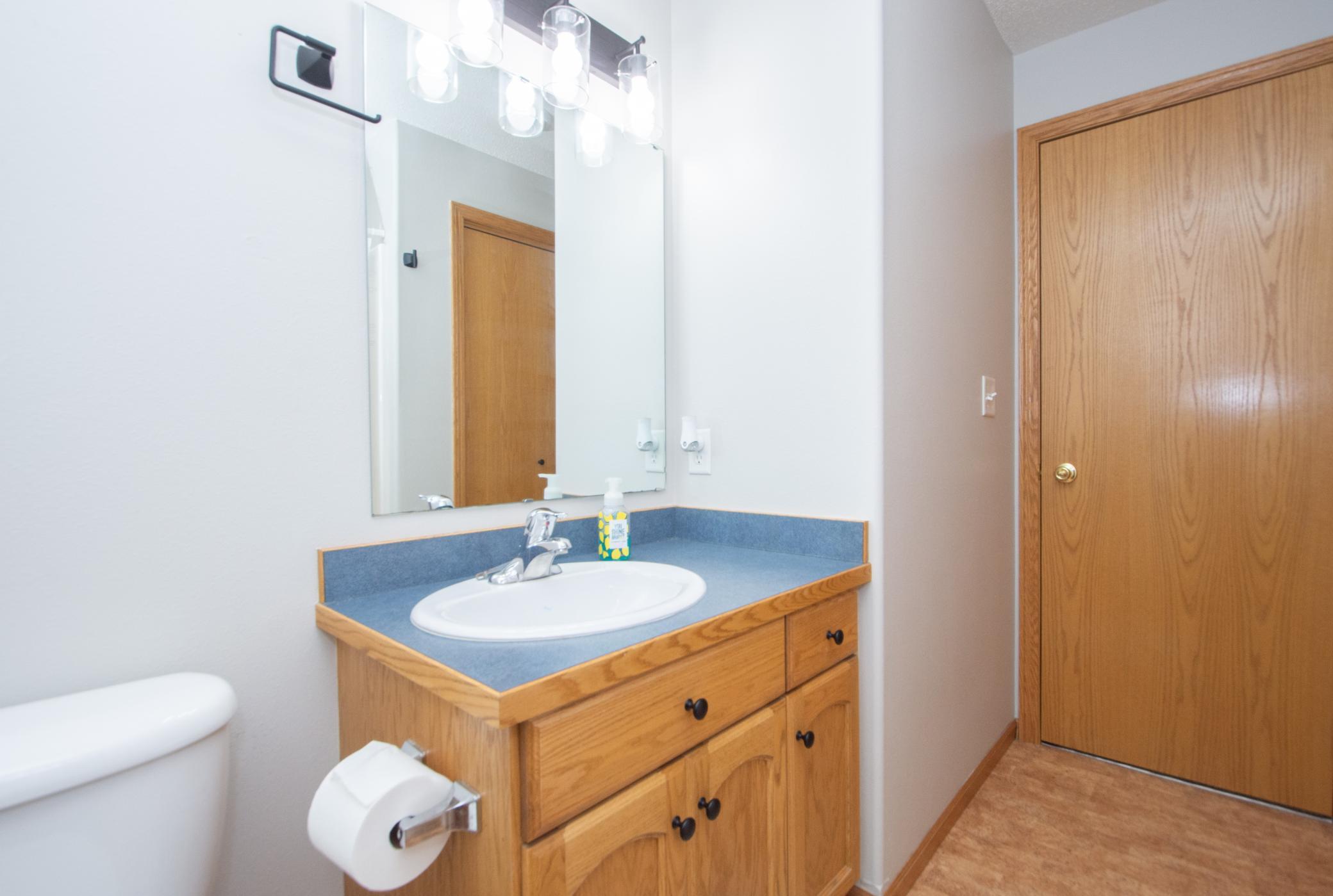 2004 twin home for sale at 1062 38 1/2 Avenue W in West Fargo, ND — 3 bed, 2 bath (photo 25 of 31)