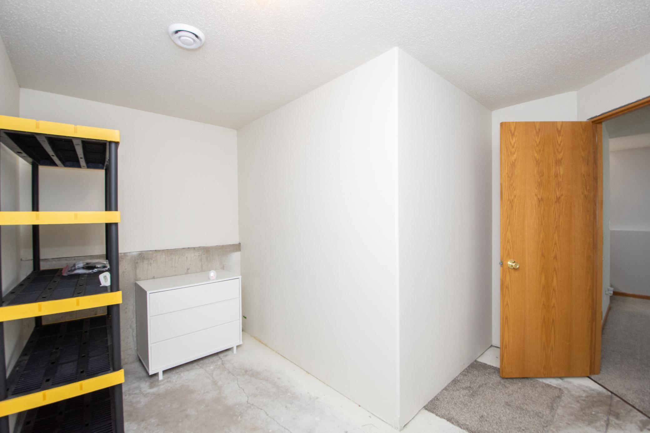 2004 twin home for sale at 1062 38 1/2 Avenue W in West Fargo, ND — 3 bed, 2 bath (photo 27 of 31)