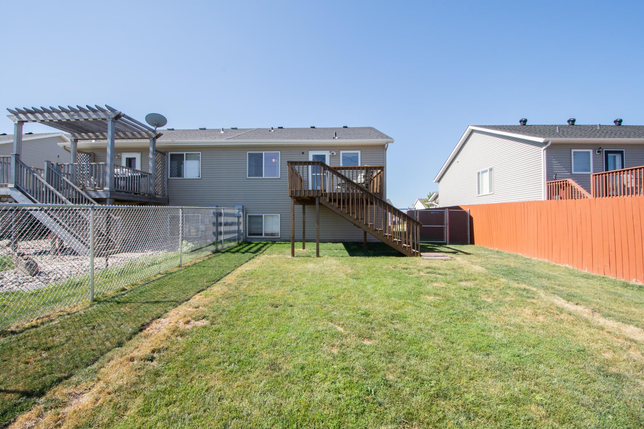 2004 twin home for sale at 1062 38 1/2 Avenue W in West Fargo, ND — 3 bed, 2 bath (photo 29 of 31)
