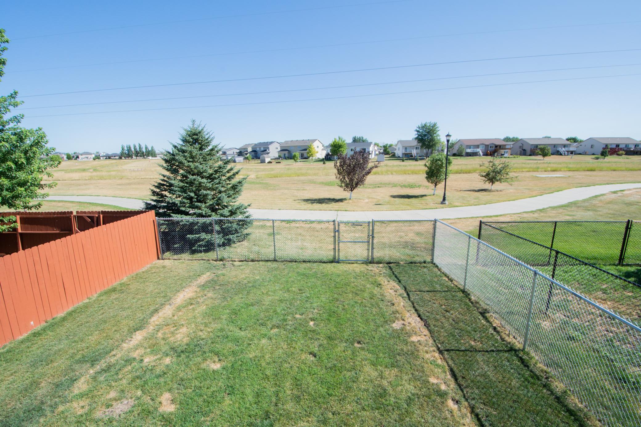 2004 twin home for sale at 1062 38 1/2 Avenue W in West Fargo, ND — 3 bed, 2 bath (photo 30 of 31)