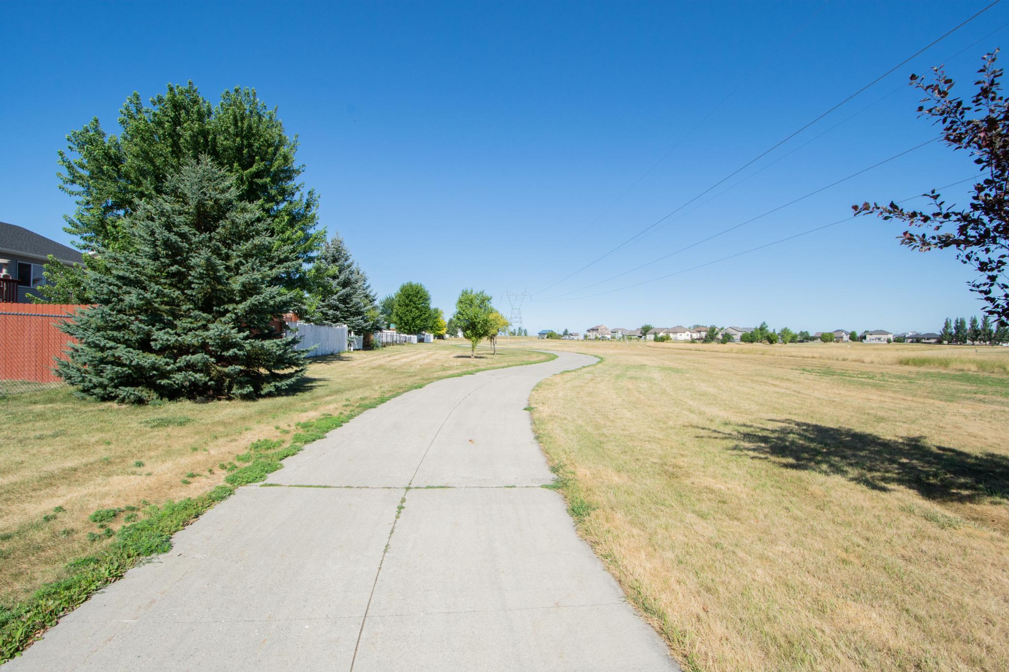 2004 twin home for sale at 1062 38 1/2 Avenue W in West Fargo, ND — 3 bed, 2 bath (photo 31 of 31)