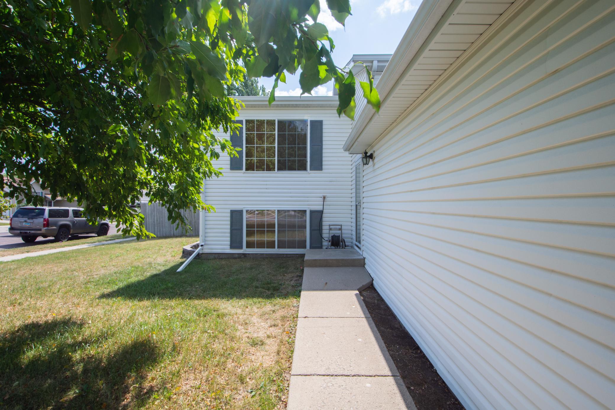 1999 single family home for sale at 5118 7th Lane S in Fargo, ND — 4 bed, 2 bath (photo 2 of 33)