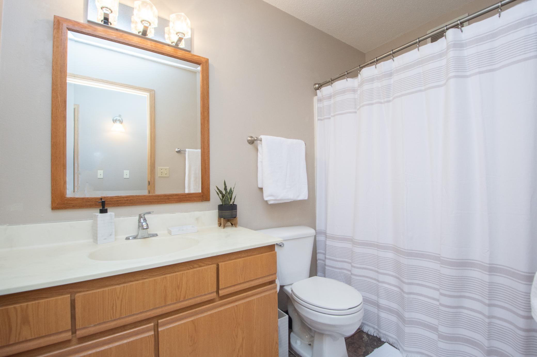 1999 single family home for sale at 5118 7th Lane S in Fargo, ND — 4 bed, 2 bath (photo 8 of 33)