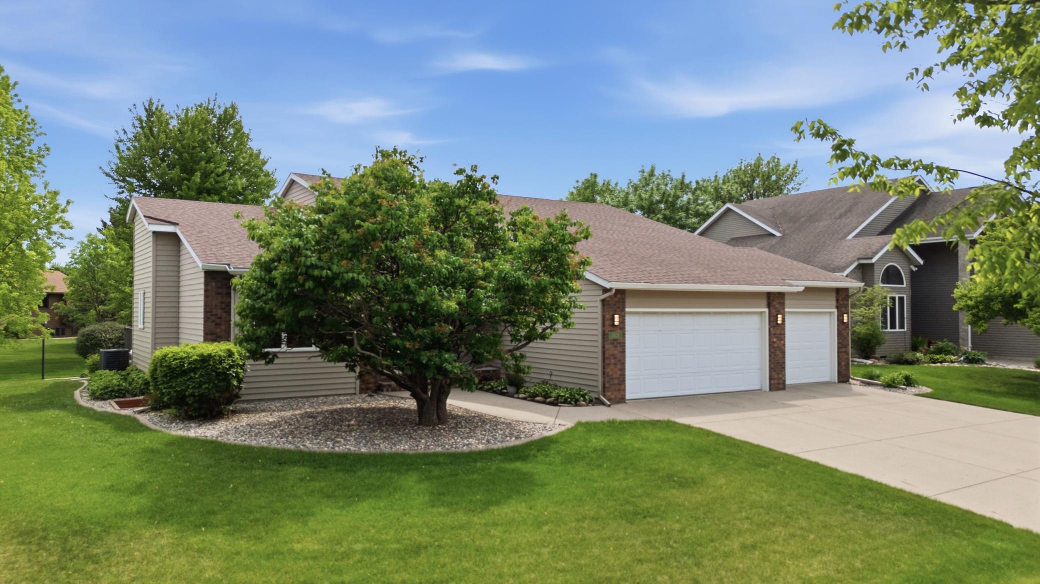 1990 single family home for sale at 2608 25th Avenue S in Fargo, ND — 4 bed, 3 bath (photo 2 of 51)