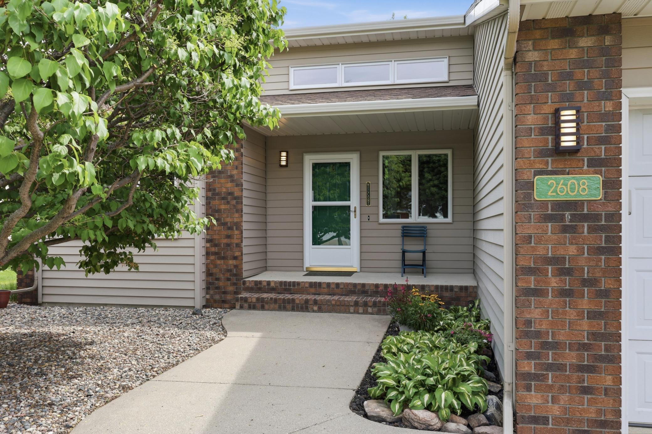 1990 single family home for sale at 2608 25th Avenue S in Fargo, ND — 4 bed, 3 bath (photo 3 of 51)