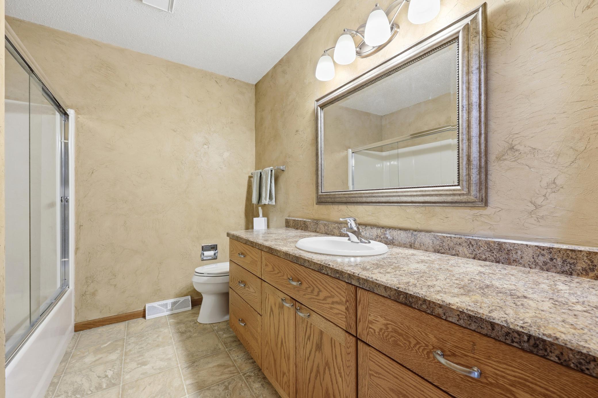 1990 single family home for sale at 2608 25th Avenue S in Fargo, ND — 4 bed, 3 bath (photo 26 of 51)