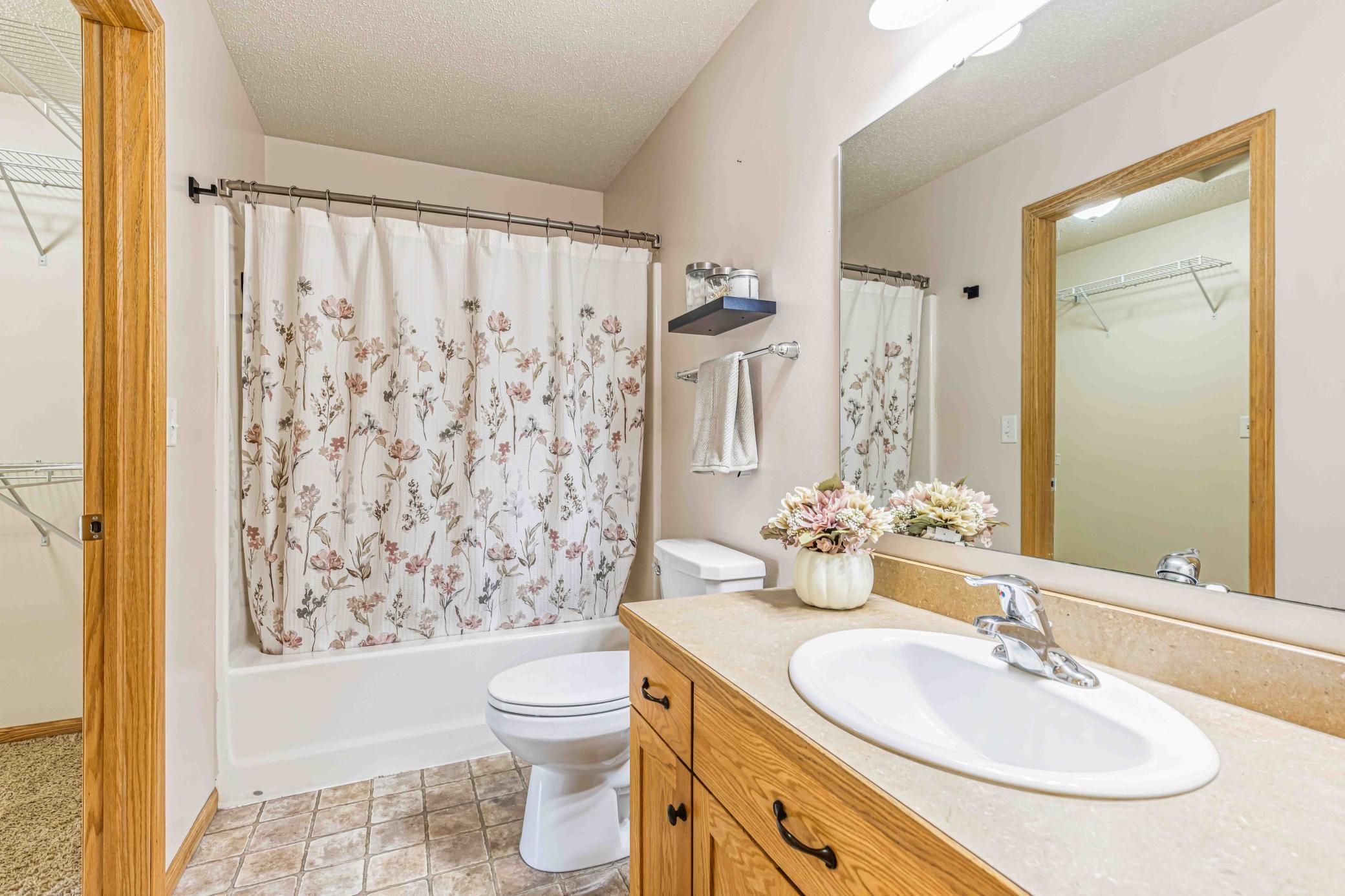 2007 twin home for sale at 605 13 1/2 Avenue E in West Fargo, ND — 3 bed, 2 bath (photo 11 of 29)