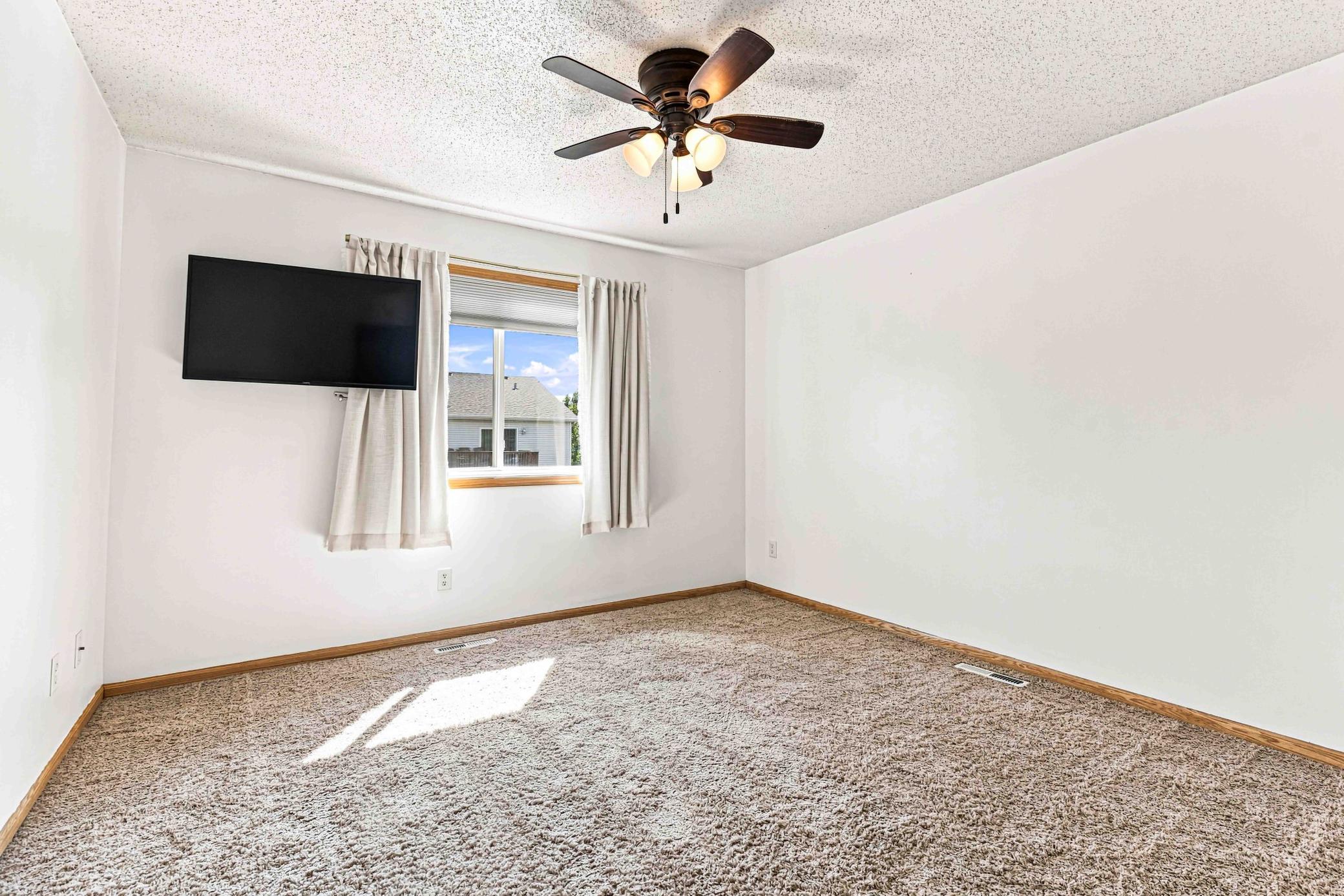 2007 twin home for sale at 605 13 1/2 Avenue E in West Fargo, ND — 3 bed, 2 bath (photo 15 of 29)