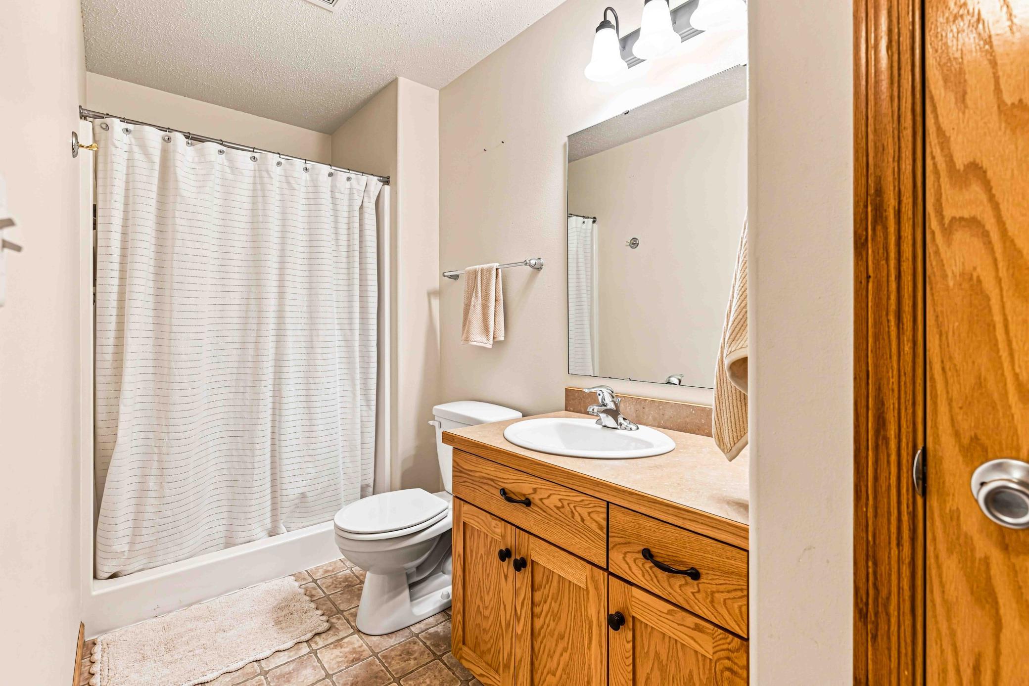 2007 twin home for sale at 605 13 1/2 Avenue E in West Fargo, ND — 3 bed, 2 bath (photo 22 of 29)