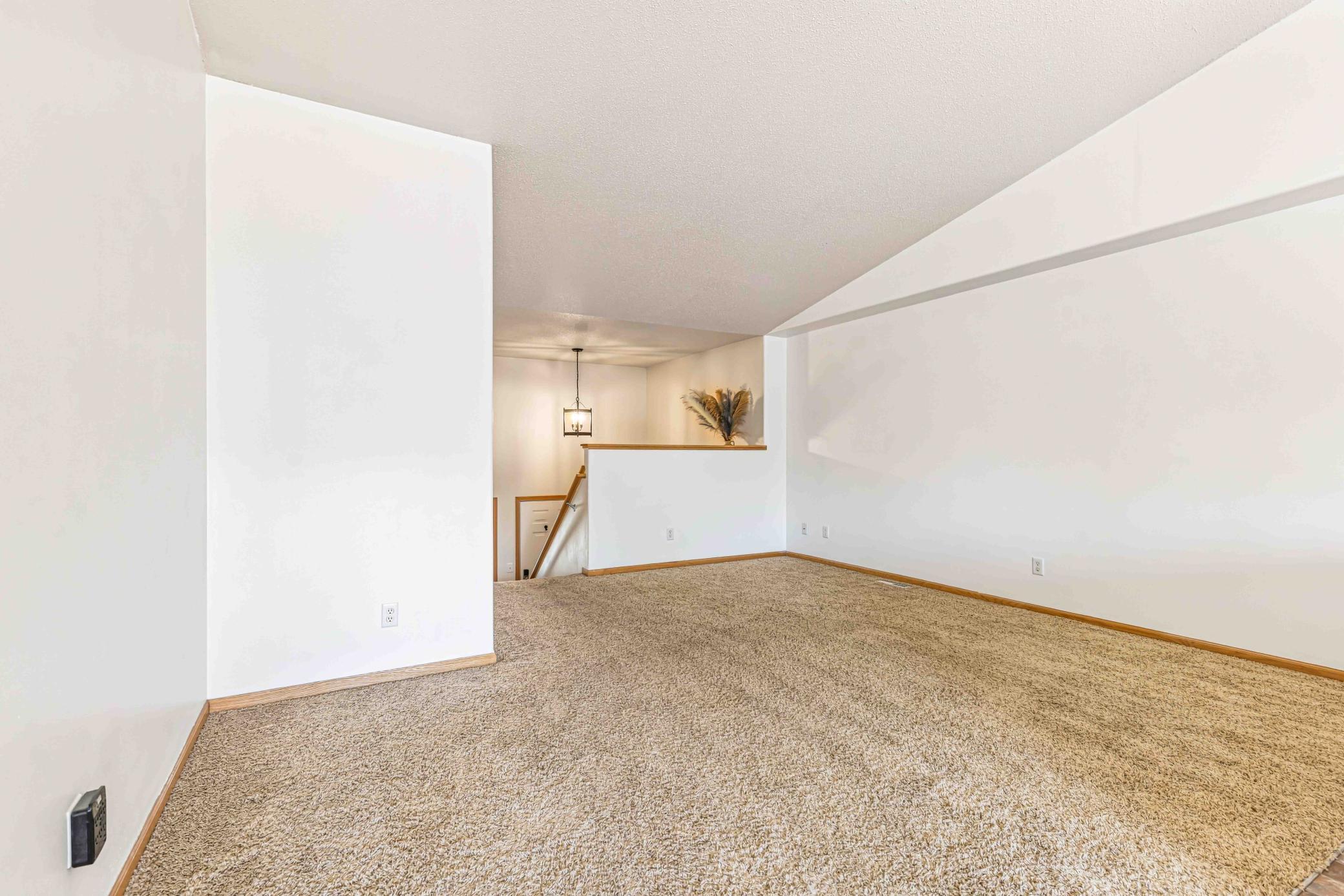 2007 twin home for sale at 605 13 1/2 Avenue E in West Fargo, ND — 3 bed, 2 bath (photo 4 of 29)