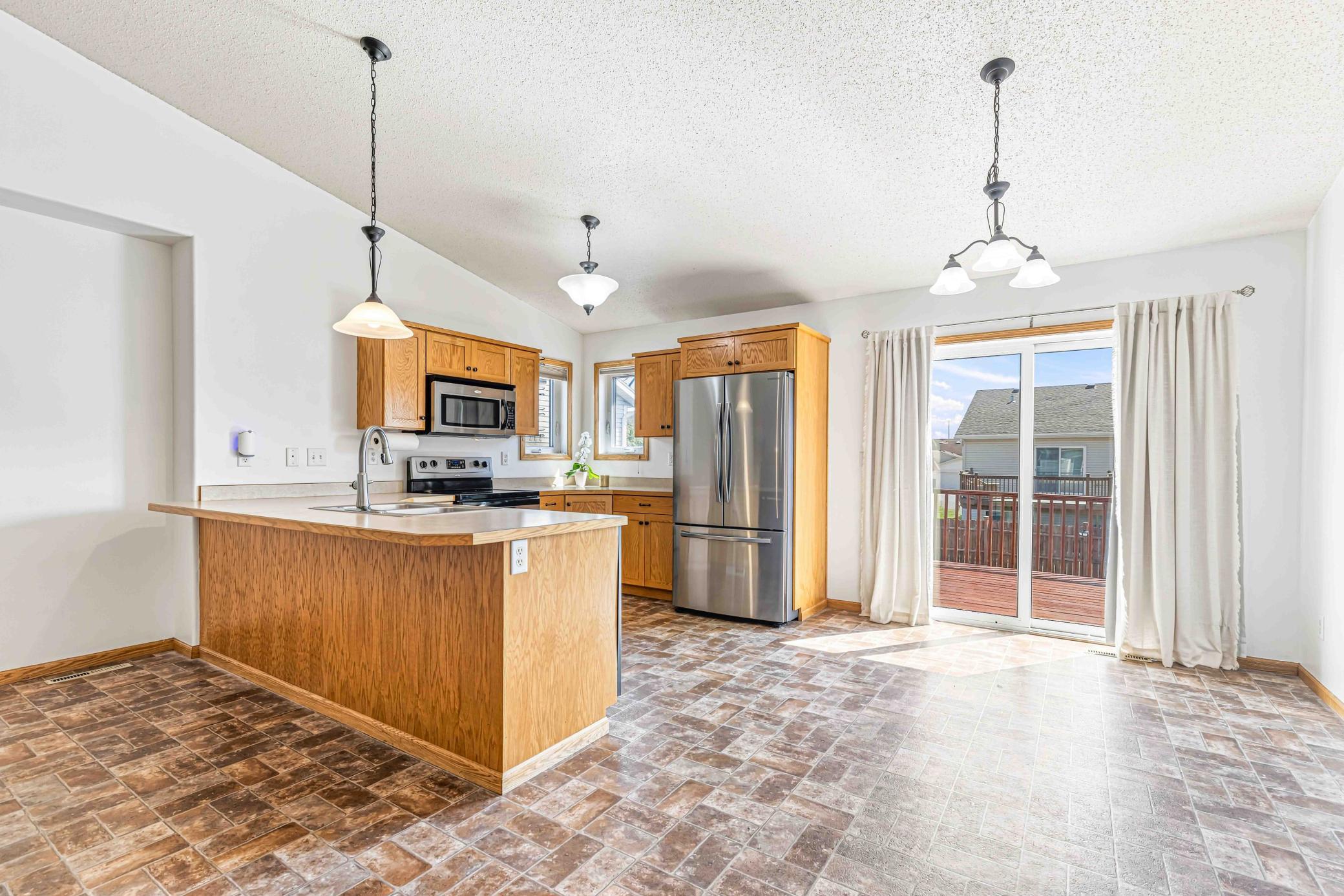2007 twin home for sale at 605 13 1/2 Avenue E in West Fargo, ND — 3 bed, 2 bath (photo 7 of 29)