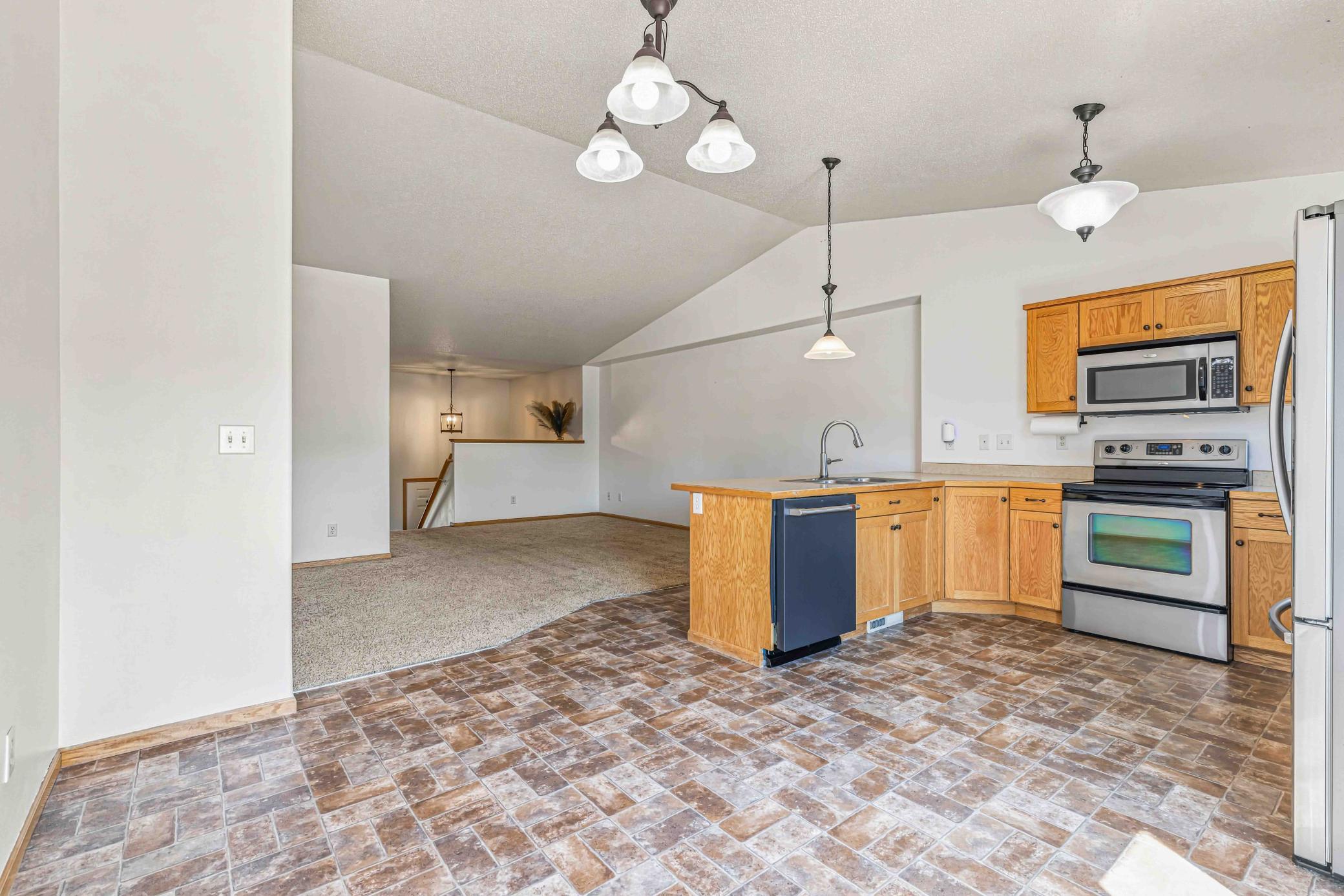 2007 twin home for sale at 605 13 1/2 Avenue E in West Fargo, ND — 3 bed, 2 bath (photo 8 of 29)