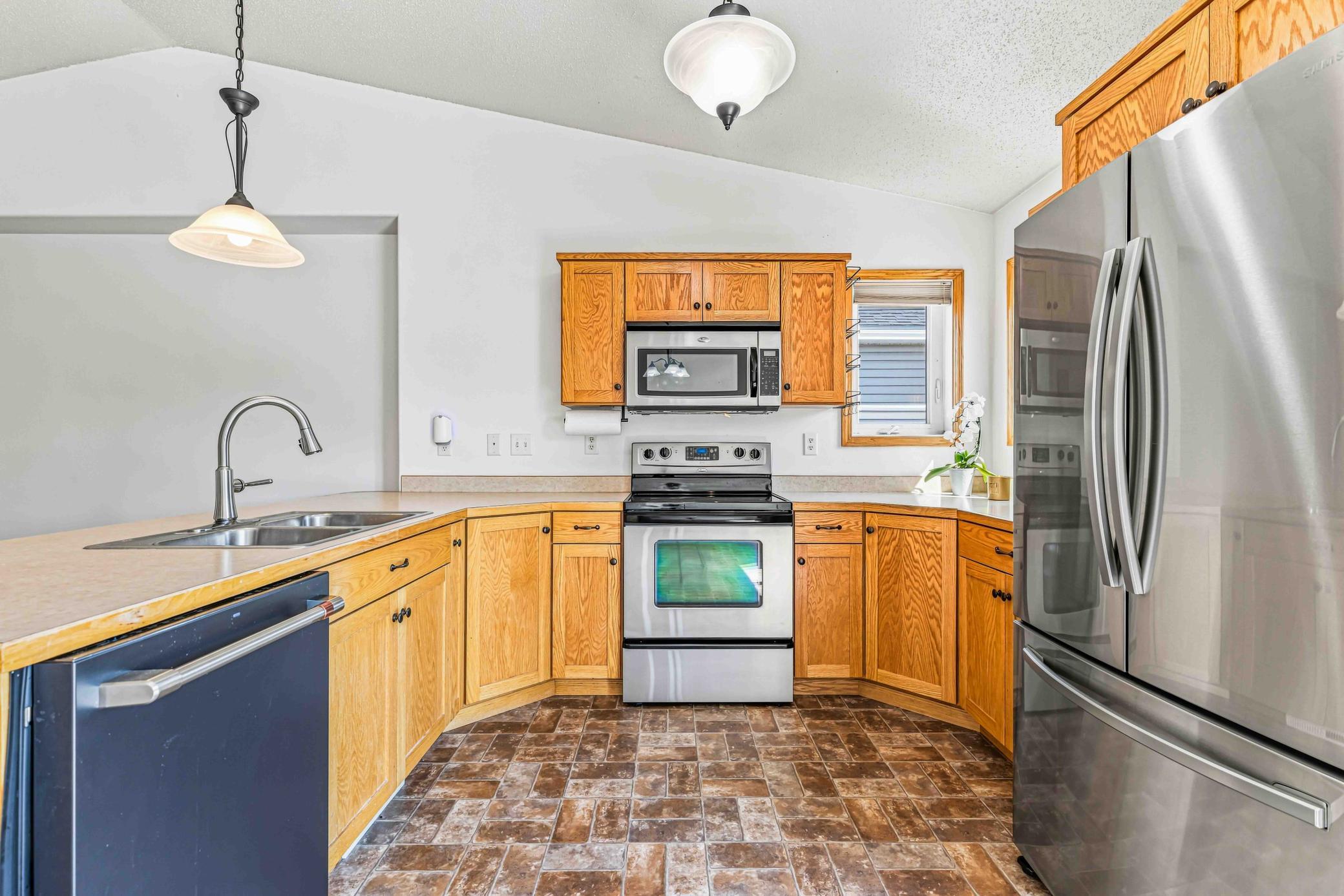 2007 twin home for sale at 605 13 1/2 Avenue E in West Fargo, ND — 3 bed, 2 bath (photo 9 of 29)